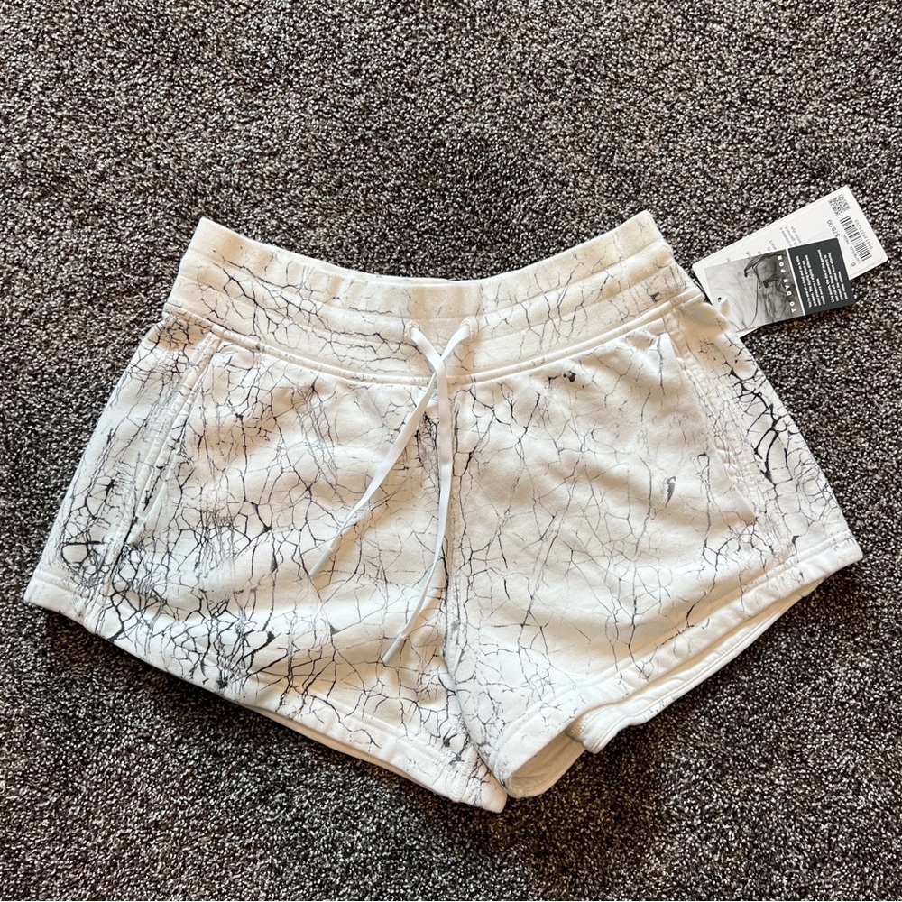 Lululemon Inner Glow 3” HR short